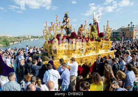 Sevilla, Spanien. 13. April 2014. Das Bild des "Jesús De La Penas" der Bruderschaft "La Estrella" Umweg über die Triana-Brücke. Christliche Feier wo Tod und Auferstehung Jesu Christi gefeiert.  Bildnachweis: Kiko Jimenez/Alamy Live-Nachrichten Stockfoto
