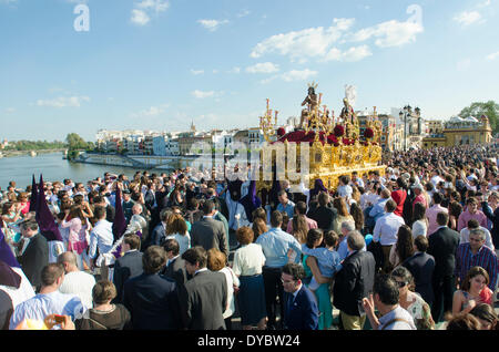 Sevilla, Spanien. 13. April 2014. Das Bild des "Jesús De La Penas" der Bruderschaft "La Estrella" Umweg über die Triana-Brücke. Christliche Feier wo Tod und Auferstehung Jesu Christi gefeiert.  Bildnachweis: Kiko Jimenez/Alamy Live-Nachrichten Stockfoto