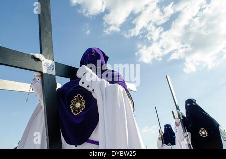 Sevilla, Spanien. 13. April 2014. Büßer der Bruderschaft der "La Estrella" In ihre Prozession von Sevilla. Christliche Feier wo Tod und Auferstehung Jesu Christi gefeiert.  Bildnachweis: Kiko Jimenez/Alamy Live-Nachrichten Stockfoto