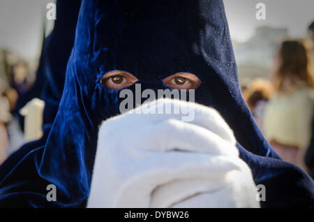 Sevilla, Spanien. 13. April 2014. Nahaufnahme der Büßer der Bruderschaft der "La Estrella". Christliche Feier wo Tod und Auferstehung Jesu Christi gefeiert.  Bildnachweis: Kiko Jimenez/Alamy Live-Nachrichten Stockfoto