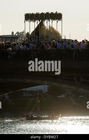 Sevilla, Spanien. 13. April 2014. Die Jungfrau von "La Estrella" Umweg über die Triana-Brücke während der Palmsonntag. Christliche Feier wo Tod und Auferstehung Jesu Christi gefeiert.  Bildnachweis: Kiko Jimenez/Alamy Live-Nachrichten Stockfoto