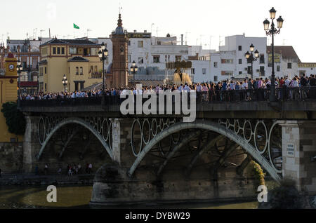 Sevilla, Spanien. 13. April 2014. Die Jungfrau von "La Estrella" Umweg über die Triana-Brücke während der Palmsonntag. Christliche Feier wo Tod und Auferstehung Jesu Christi gefeiert.  Bildnachweis: Kiko Jimenez/Alamy Live-Nachrichten Stockfoto