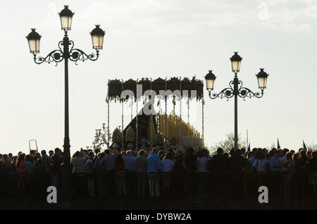 Sevilla, Spanien. 13. April 2014. Die Jungfrau von "La Estrella" Umweg über die Triana-Brücke während der Palmsonntag. Christliche Feier wo Tod und Auferstehung Jesu Christi gefeiert.  Bildnachweis: Kiko Jimenez/Alamy Live-Nachrichten Stockfoto