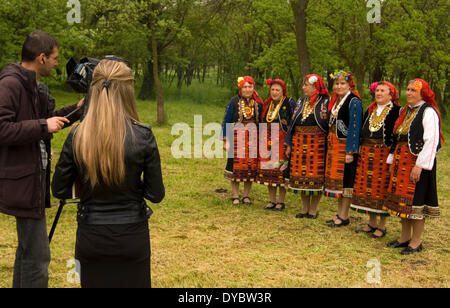 Bulgarien allgemein Iznovo April 13. 2014: Sonntag vor Ostern Bulgaren das Fest des St. Lazarus feiern eine Festival mit dem Brauch der Lazaruwane Frühling Brauch von Jungfrauen gefolgt und häufig bei allen Bulgaren ein Ritual, an diesem Tag mit einigen Elementen durchgeführt Alter sind strukturiert (heiratsfähigen Mädchen) zum Thema Liebe und Ehe in Lazar Lieder und Tanz, die Rituale sind am Palmsonntag die Mädchen, die an diesem Brauch teilnehmen werden Lazarki genannt. Bildnachweis: Clifford Norton/Alamy Live-Nachrichten Stockfoto