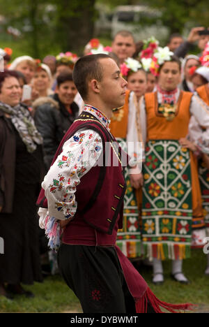 Bulgarien allgemein Iznovo April 13. 2014: Sonntag vor Ostern Bulgaren das Fest des St. Lazarus feiern eine Festival mit dem Brauch der Lazaruwane Frühling Brauch von Jungfrauen gefolgt und häufig bei allen Bulgaren ein Ritual, an diesem Tag mit einigen Elementen durchgeführt Alter sind strukturiert (heiratsfähigen Mädchen) zum Thema Liebe und Ehe in Lazar Lieder und Tanz, die Rituale sind am Palmsonntag die Mädchen, die an diesem Brauch teilnehmen werden Lazarki genannt. Bildnachweis: Clifford Norton/Alamy Live-Nachrichten Stockfoto