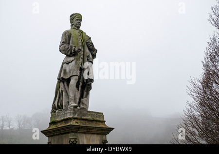 Die Statue von Allan Ramsay (1686-1758) steht in Princes Street Garden Edinburgh Castle hinter im Nebel. Stockfoto