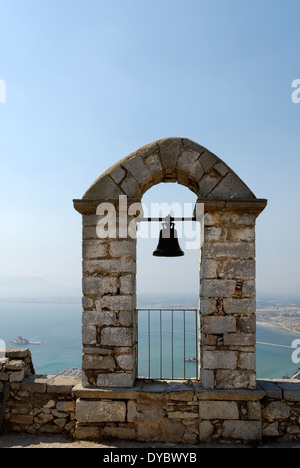 View Glockenturm an der imposanten Festung Palamidi Nafplio Peloponnes Griechenland Festung erhebt sich am Gipfel des Stockfoto