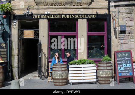 Der Wee Pub in der Grassmarket, Edinburgh, die bei nur 17ft by14ft, behauptet, das kleinste Pub in Schottland zu sein. Stockfoto