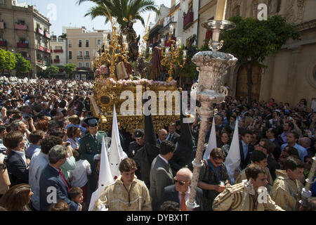 Sevilla, Spanien. 13. April 2014. Der Bruderschaft namens '' La Borriquita'' '' Paso'' beginnt seine Parade zur Kathedrale am Sonntag der Palmen, Tag rief Domingo de Ramos in spanischer Sprache. Sevilla, Spanien, 13 April, 2014.Photo: Daniel Gonzalez Acuna/NurPhoto Credit: Daniel Gonzalez Acuna/NurPhoto/ZUMAPRESS.com/Alamy Live News Stockfoto