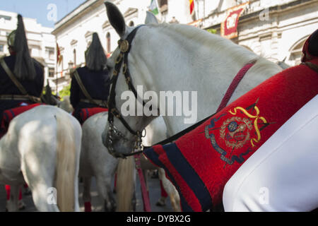 Sevilla, Spanien. 13. April 2014. Geschwader der Cavarly der Bruderschaft namens '' La Paz'' während der Parade zur Kathedrale am Sonntag der Palmen, genannt Tag Domingo de Ramos in spanischer Sprache. Sevilla, Spanien, 13 April, 2014.Photo: Daniel Gonzalez Acuna/NurPhoto Credit: Daniel Gonzalez Acuna/NurPhoto/ZUMAPRESS.com/Alamy Live News Stockfoto