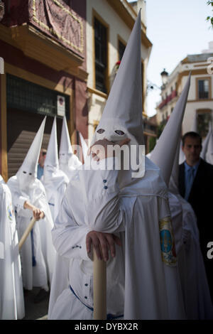 Sevilla, Spanien. 13. April 2014. Ein '' Azareno'' der Bruderschaft namens '' La Paz'' während der Parade zur Kathedrale am Sonntag der Palmen, Tag Spanisch Domingo de Ramos hinzugezogen. Sevilla, Spanien, 13 April, 2014.Photo: Daniel Gonzalez Acuna/NurPhoto Credit: Daniel Gonzalez Acuna/NurPhoto/ZUMAPRESS.com/Alamy Live News Stockfoto