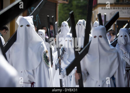 Sevilla, Spanien. 13. April 2014. Büßer '' Nazarenos'' th Bruderschaft namens '' La Paz'' während der Parade zur Kathedrale am Sonntag der Palmen, Tag rief Domingo de Ramos in spanischer Sprache. Sevilla, Spanien, 13 April, 2014.Photo: Daniel Gonzalez Acuna/NurPhoto Credit: Daniel Gonzalez Acuna/NurPhoto/ZUMAPRESS.com/Alamy Live News Stockfoto