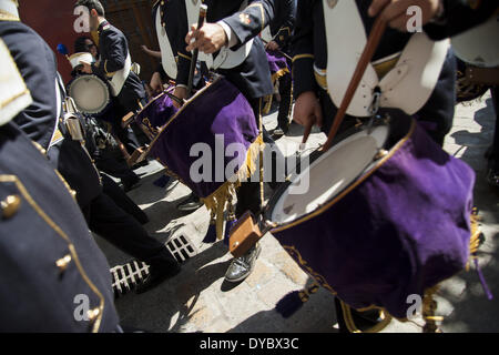 Sevilla, Spanien. 13. April 2014. Musiker der Bruderschaft namens '' La Paz'' während der Parade zur Kathedrale am Sonntag der Palmen, genannt Tag Domingo de Ramos in spanischer Sprache. Sevilla, Spanien, 13 April, 2014.Photo: Daniel Gonzalez Acuna/NurPhoto Credit: Daniel Gonzalez Acuna/NurPhoto/ZUMAPRESS.com/Alamy Live News Stockfoto