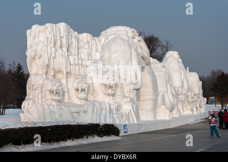 "Polar Lights auf den Abstand" Schnee Skulptur, Harbin International Schnee Skulptur Art Expo, China Stockfoto