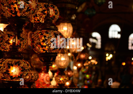 Bunte und schöne Glas chip Lichter in der Große Bazar, Istanbul, Türkei Stockfoto