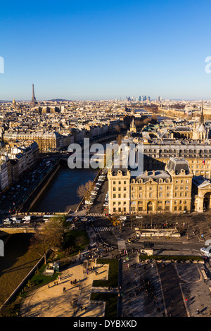 Ansicht von Paris von Notre Dame, mit der Seine und Eiffelturm Stockfoto