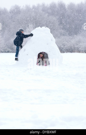 Iglu. Kinder spielen im Schnee in einem Iglu. Stockfoto