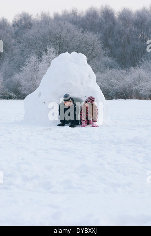 Iglu. Kinder spielen im Schnee in einem Iglu. Stockfoto