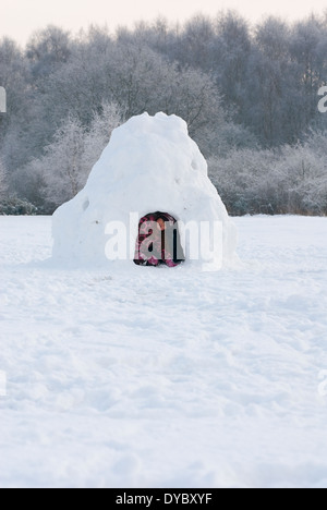 Iglu. Kinder spielen im Schnee in einem Iglu. Stockfoto