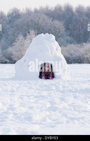 Iglu. Kinder spielen im Schnee in einem Iglu. Stockfoto