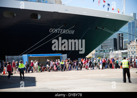 Kreuzfahrtschiff Oosterdam neben Auckland Hafen New Zealand Passagiere Line-up für einen Sicherheits-Check vor dem Einsteigen in des Liners Stockfoto