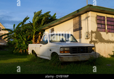 LKW vor Haus in Grand Cay, Bahamas Stockfoto