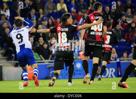 Barcelona, Spanien. 13. April 2014. Ze Castro und Sergio Garcia in der Partie zwischen RCD Espanyol und Rayo Vasllecano für die Woche 33 der spanischen Liga, gespielt im Cornella El Prat Stadion am 13. April 2014. Foto: Joan Valls/Urbanandsport/Nurphoto. Bildnachweis: Joan Valls/NurPhoto/ZUMAPRESS.com/Alamy Live-Nachrichten Stockfoto