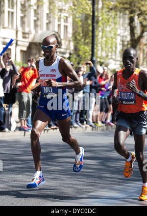 London, UK. 13. April 2014. Mo Farah bei 24 Meilen in den London Marathon 2014 Kredit: Graham Eva/Alamy Live News Stockfoto