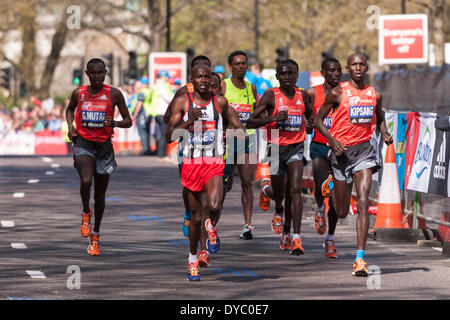 East Smithfield, London, UK, 13. April 2014, in der Nähe Meile 13, Virgin Geld London Marathon 2014.  Elite Männer Führungspaket umfasst Wilson Kipsang (Kenia), rechts, wer gewinnt das Rennen in einer Kurs-Rekordzeit von 2:04. 27, und seinen zweiten London-Marathon-Titel verdienen weitergehen würde.   Bildnachweis: Stephen Chung/Alamy Live-Nachrichten Stockfoto