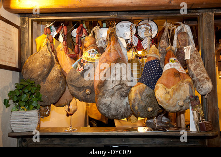 Anzeige von Wurstwaren auf den Straßen von Rom, Italien Stockfoto