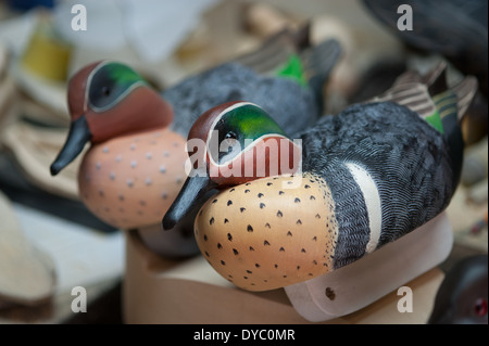 Handbemalt und geschnitzte hölzerne Ente Lockvögel Stockfoto