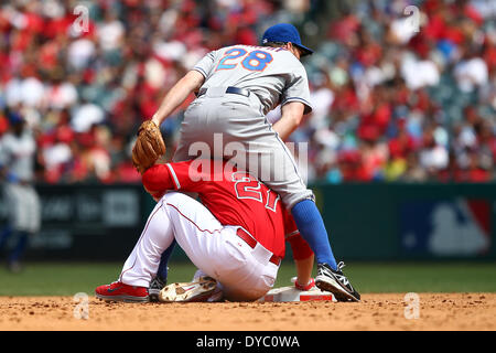 Anaheim, Kalifornien, USA. 13. April 2014. 13. April 2014 Anaheim, Kalifornien: Los Angeles Angels Center Fielder Mike Trout (27) Folien unter New York Mets zweiter Basisspieler Daniel Murphy (28) in der Major League Baseball Spiel zwischen den New York Mets und die Los Angeles Angels im Angel Stadium am 13. April 2014 in Anaheim, Kalifornien. Rob Carmell/CSM/Alamy Live-Nachrichten Stockfoto