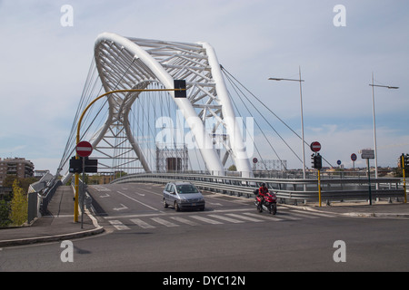 Rom, Italien, Settimia Spizzichino Brücke und alte Gazometer auf Hintergrund Stockfoto
