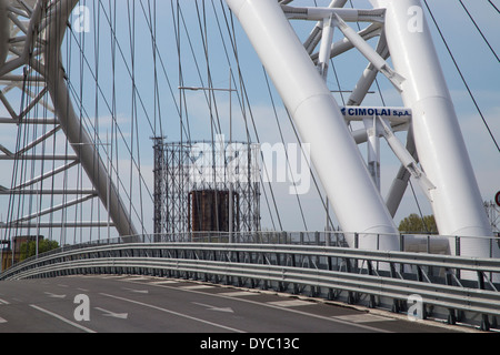 Rom, Italien, Settimia Spizzichino Brücke und alte Gazometer auf Hintergrund Stockfoto