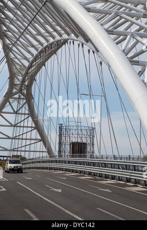 Rom, Italien, Settimia Spizzichino Brücke und alte Gasometer im Hintergrund Stockfoto