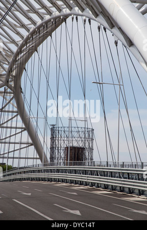 Rom, Italien, Settimia Spizzichino Brücke und alte Gazometer auf Hintergrund Stockfoto