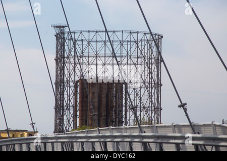 Rom, Italien, Settimia Spizzichino Brücke und alte Gazometer auf Hintergrund Stockfoto