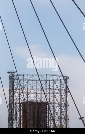 Rom, Italien, Settimia Spizzichino Brücke und alte Gazometer auf Hintergrund Stockfoto