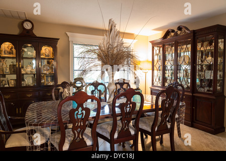 Showcase Dining Room Interior mit Tisch, Stühlen und Curio-Schränken, Florida, USA 2014 Stockfoto