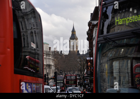 Big Ben zwischen zwei roten Busse in London Stockfoto