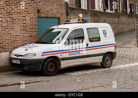 FRANZÖSISCHE POLIZEI VAN GEPARKTEN SICH REGUNGSLOS AUF EINER GEPFLASTERTEN STRAßE BLOCKIERT EIN GARAGENTOR Stockfoto