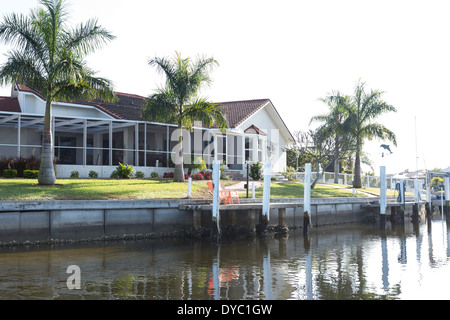 Luxus-Kanal vorne Wohnhaus mit Pool-Deck und privaten Dock, Punta Gorda, FL, USA gezeigt Stockfoto