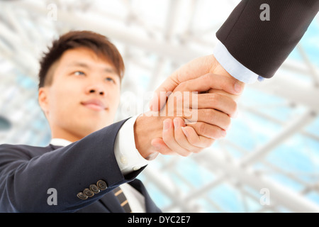 Zwei Unternehmer Händeschütteln begrüßen einander Stockfoto