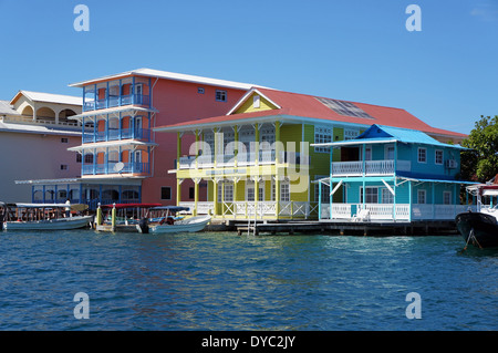 Bunte Caribbean befindet sich über dem Wasser mit Booten am Dock, Doppelpunkt-Insel, Bocas del Toro, Panama Stockfoto