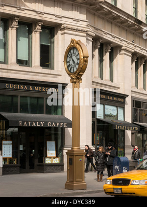 Bürgersteig Uhr vor Eataly, Flatiron District, NYC Stockfoto