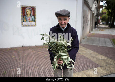 Buenos Aires, Argentinien. 13. April 2014. Hugo, 85, stellt mit seinen Olivenbäumen Bouquete während der Palmsonntag feiern in Buenos Aires, der Hauptstadt von Argentinien, am 13. April 2014. Der Palmsonntag markiert den Beginn der Karwoche in der römisch katholischen Kalender. Bildnachweis: Martin Zabala/Xinhua/Alamy Live-Nachrichten Stockfoto