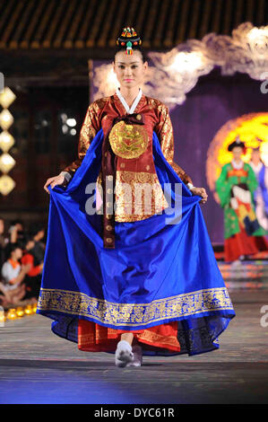 Hue. 13. April 2014. Ein Model präsentiert auf der Messe "Oriental Night" am Rande des Farbe-Festival in Vietnams zentralen Thua Thien-Hue Provinz, 13. April 2014 asiatisches Kostüm. Mode von Trachten 11 asiatischen Ländern wie Kambodscha, China, Indien, Japan, Laos, Malaysia, Mongolei, Myanmar, Südkorea, Thailand und den Host orientierte Vietnam wurden während der Show präsentiert. Farbe-Festival startete am 12. April und 20 April dauern soll. Bildnachweis: VNA/Xinhua/Alamy Live-Nachrichten Stockfoto