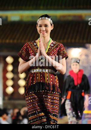 Hue. 13. April 2014. Ein Model präsentiert auf der Messe "Oriental Night" am Rande des Farbe-Festival in Vietnams zentralen Thua Thien-Hue Provinz, 13. April 2014 asiatisches Kostüm. Mode von Trachten 11 asiatischen Ländern, darunter Kambodscha, China, Indien, Japan, Laos, Malaysia, Mongolei, Myanmar, Südkorea, Thailand und Vietnam-Host orientiert werden während der Show präsentiert. Farbe-Festival startete am 12. April und 20 April dauern soll. Bildnachweis: VNA/Xinhua/Alamy Live-Nachrichten Stockfoto