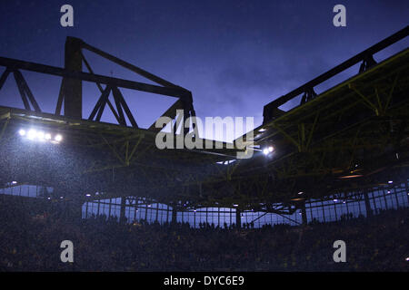 Dortmund, UK. 13. April 2014. 8. April 2014 - Dortmund, Deutschland - einen allgemeinen Überblick über das Stadion wie Gewitterwolken Gather - UEFA Champions League - Viertel Finale 2. Etappe - Borussia Dortmund gegen Real Madrid - Signal-Iduna-Park - Dortmund - Deutschland 8. April 2014 - Bild Philip Oldham/Sportimage © Csm/Alamy Live-Nachrichten Stockfoto