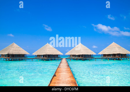 Dock auf den Malediven mit klarem Wasser Stockfoto
